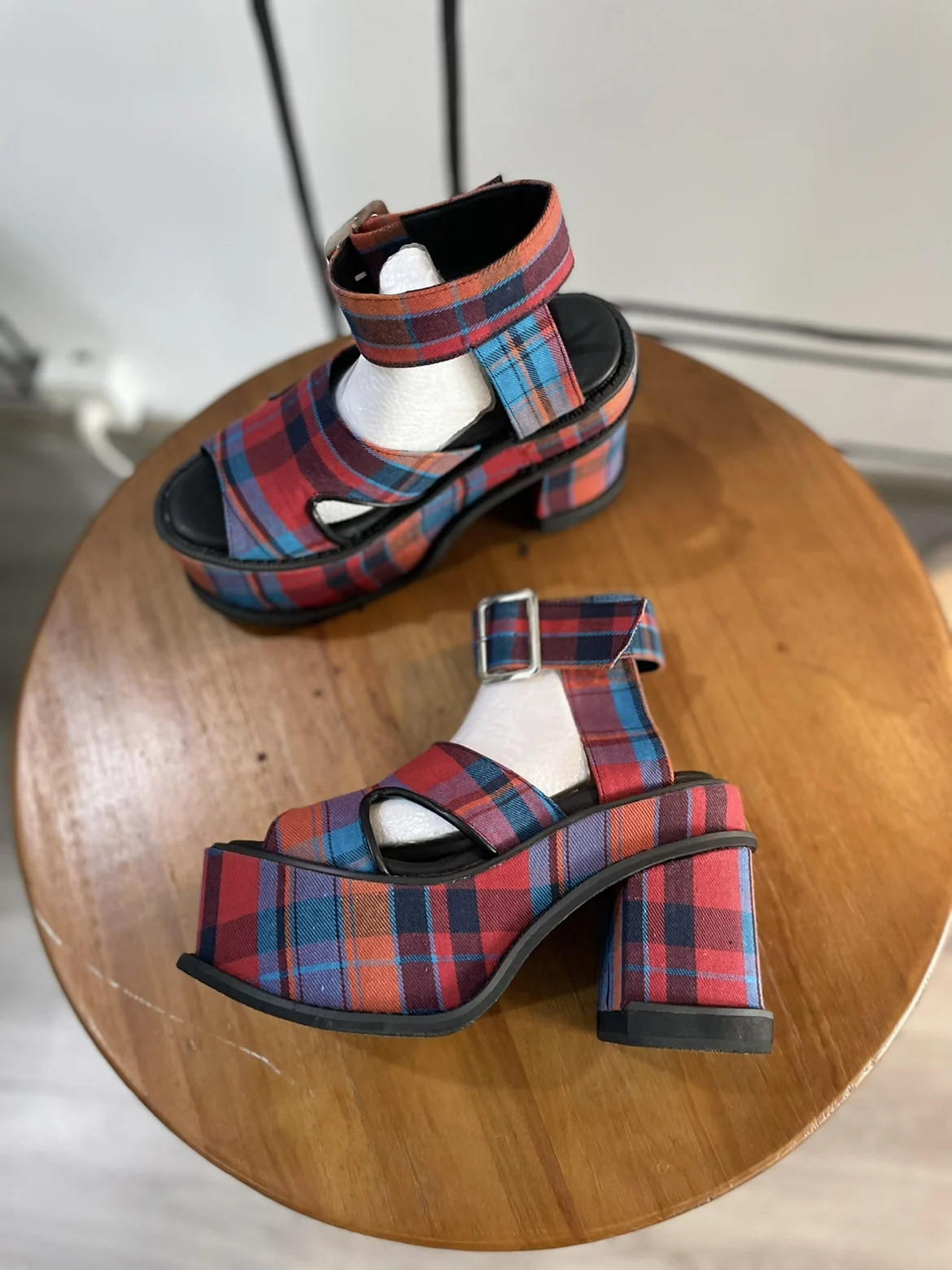 Platform Plaid Buckle Strap Sa - огляд і ціна Women Fashion Show